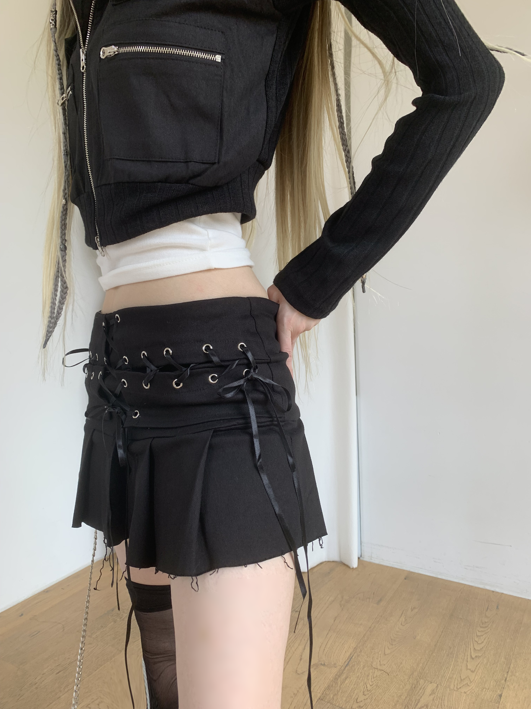 carry eyelet damage low-waist skirt (Black)
